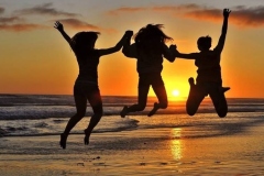 3-girls-jumping-on-beach-in-bahia-de-caraquez-ecuador-coco-bongo-volunteers
